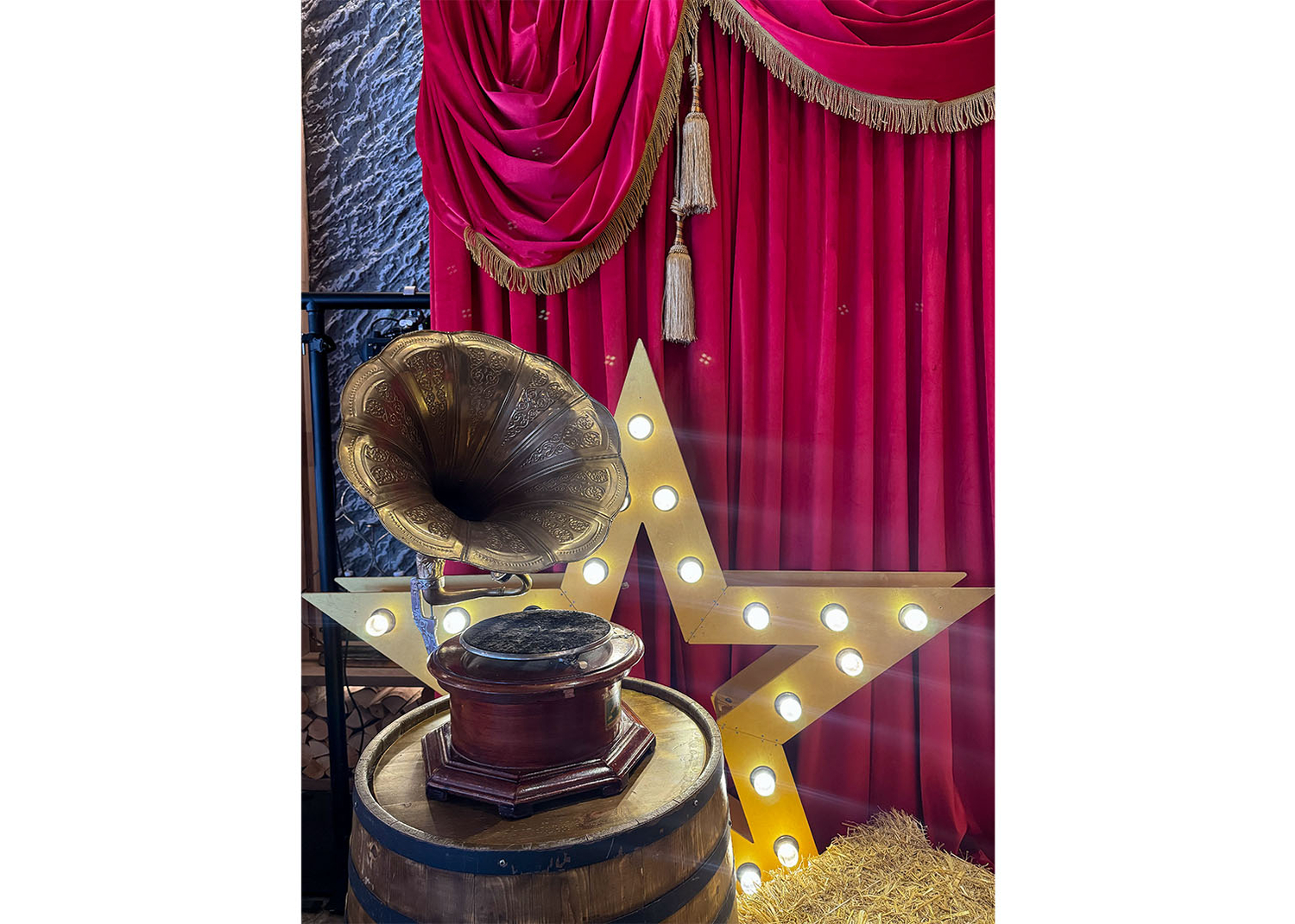 Патефон на бочке и звезда с лампами.