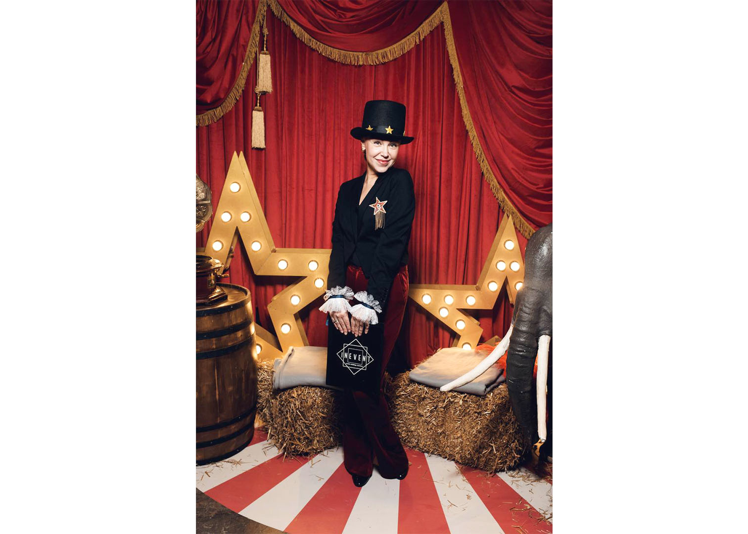 Ведущая мероприятия на фоне фотозоны «Старый цирк».